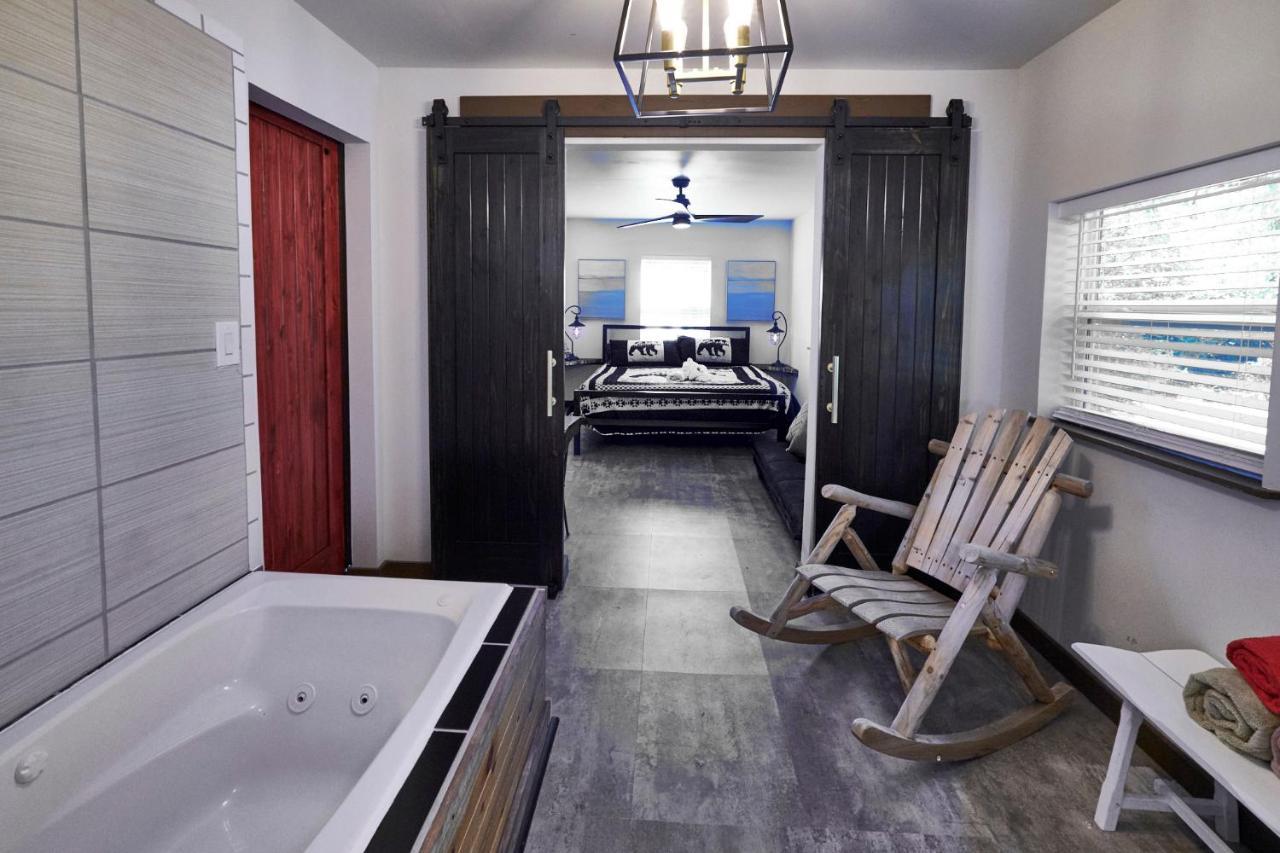 Steps From Downtown Pigeon Forge Parkway + Private Hottub And Firepit - Wifi - Firefly Bungalows Exterior photo