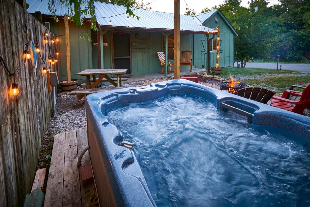 Steps From Downtown Pigeon Forge Parkway + Private Hottub And Firepit - Wifi - Firefly Bungalows Exterior photo